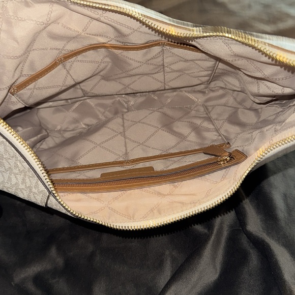 Michael Kors Signature Lydia Large Hobo Bag - Picture 4 of 6